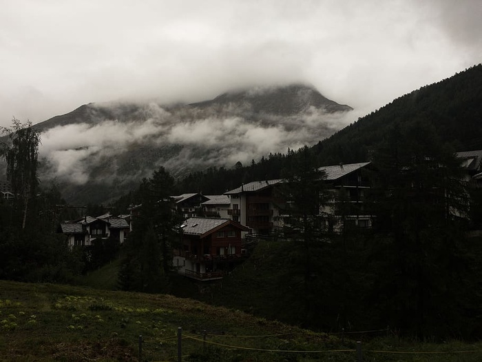 saas fee、瑞士、雨水、房屋、森林、山脉、树木、建筑