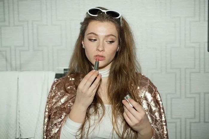 女人涂唇膏照片