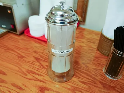 放在甜甜圈店里的玻璃容器里的吸管