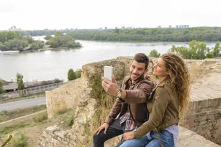 女人和男人靠着水体坐着