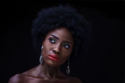 戴着银色吊灯耳环的女人