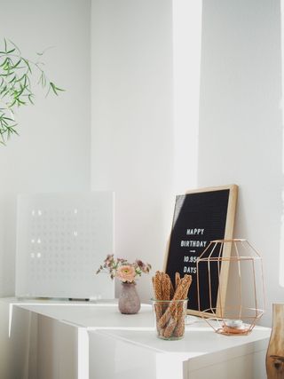 白桌上的黄铜色有线烛台