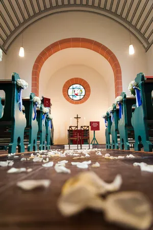 教堂，输出，输入范围，结束，室内，成排，无人，拱门