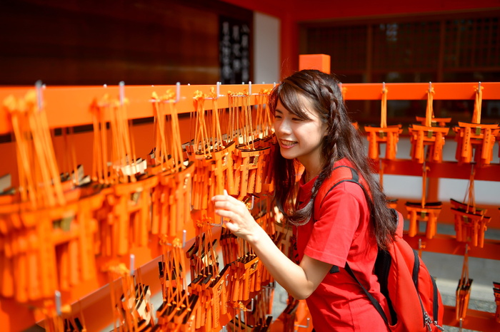 旅行，亚洲女人，日本神社，一个人，年轻女人，腰起来，女人，室内