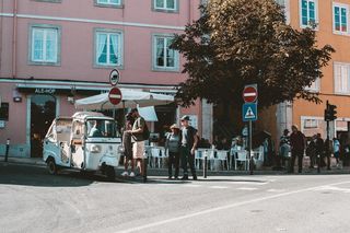 白车附近街道上的人们