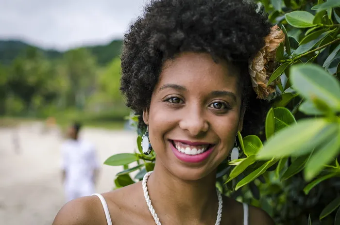 一位微笑女性的特写照片