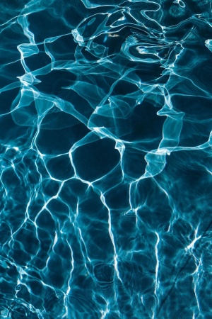 游泳池中波浪状的水面