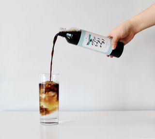 斯特拉咖啡，荷兰咖啡，斯特拉荷兰咖啡，食品和饮料，点心，饮料，人手，玻璃