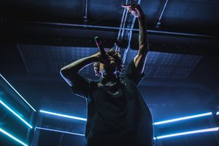 男子站立手持话筒