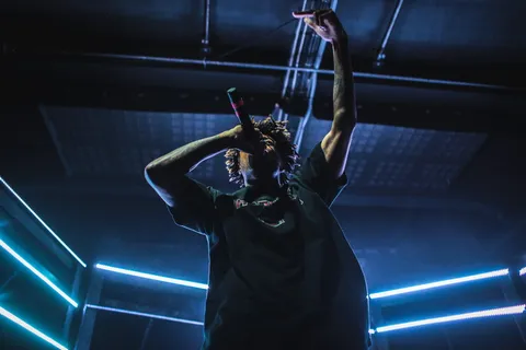 男子站立手持话筒 男子站立手持话筒