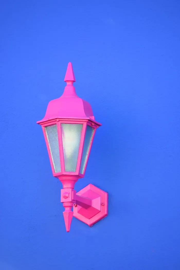 蓝色墙上的粉红色sconce