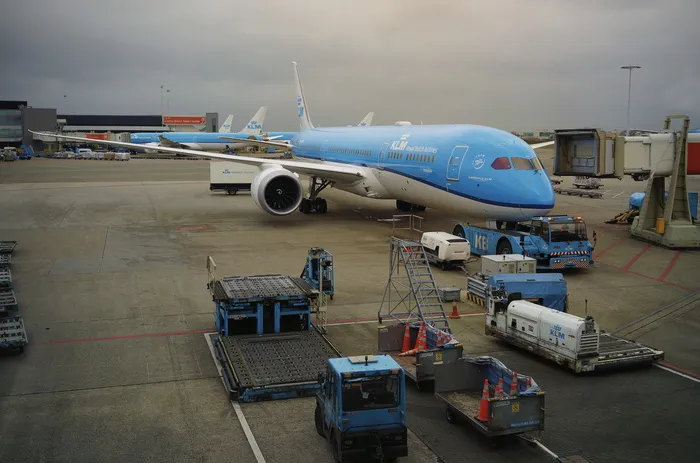 蓝色和白色飞机停放