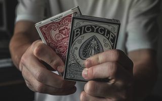 拿着两个扑克牌盒的人