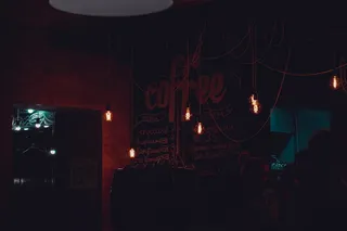 咖啡店灯亮