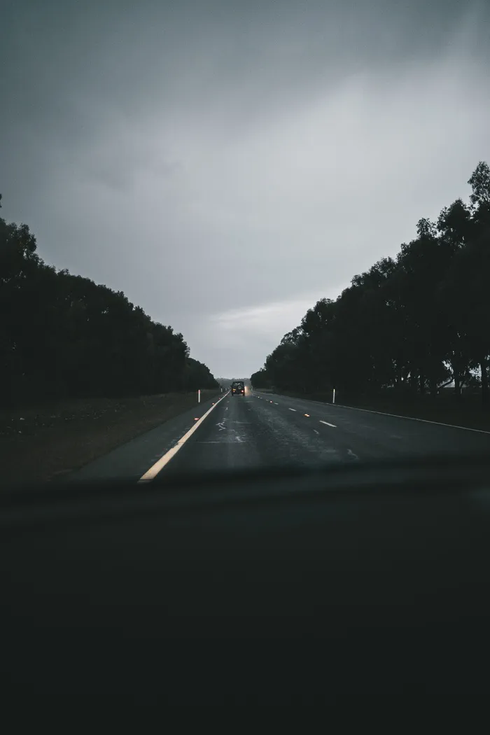 灰色混凝土道路，道路，高速公路，道路，柏油路，沥青，风暴，穆迪