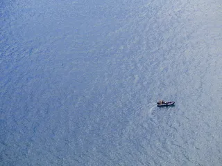 船在水体上的鸟瞰摄影