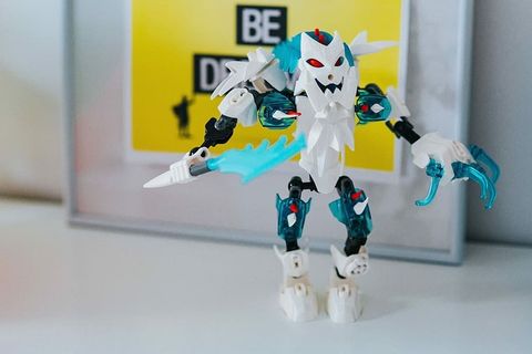 货架上的各种玩具和物品