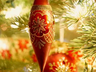 红色圣诞摆设的特写照片