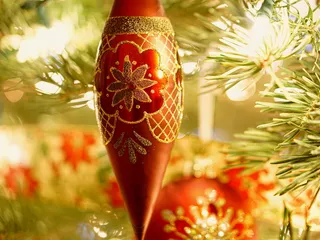 红色圣诞摆设的特写照片