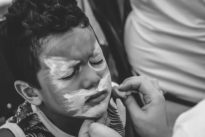 脸上涂着油漆的男孩