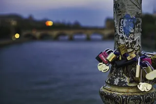 挂锁锁在柱子上