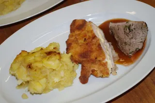 土豆、猪肉、酱汁、盘子、上菜、牛排、正餐、午餐