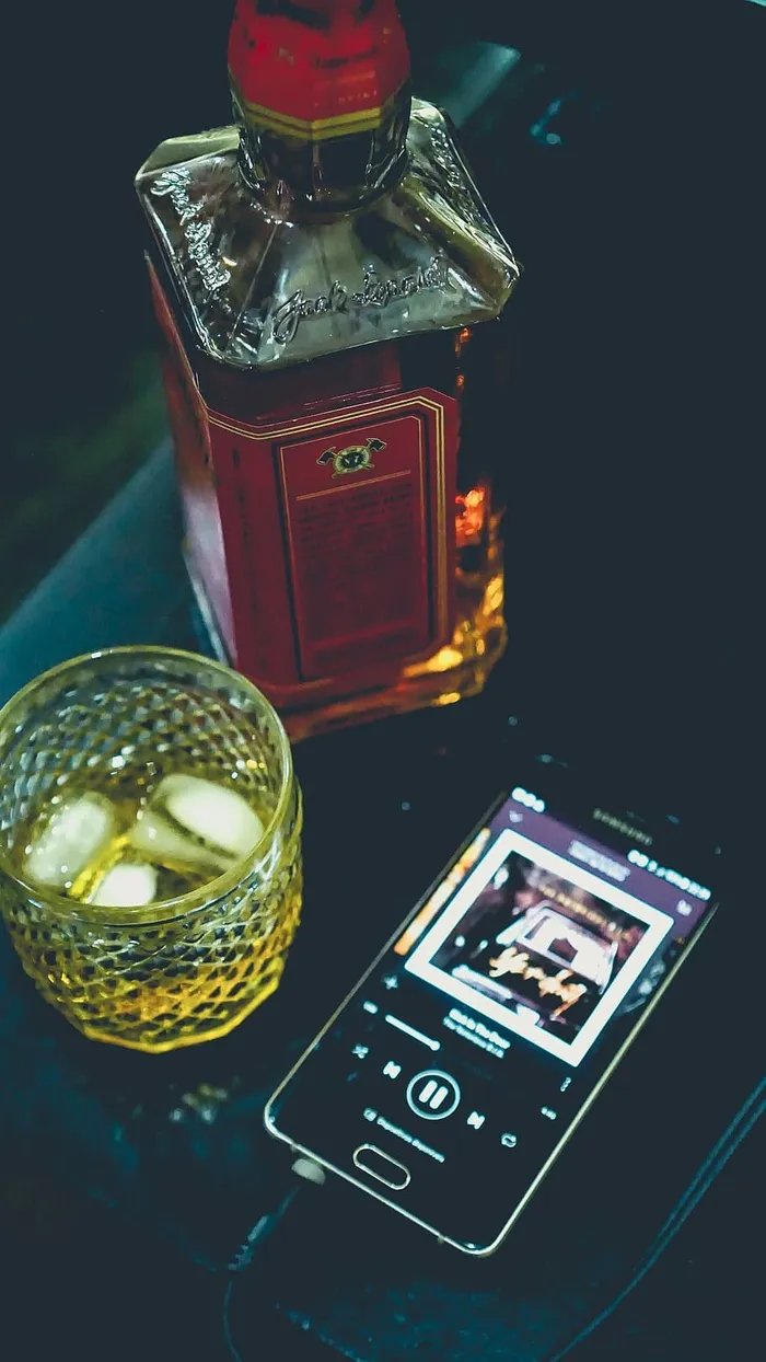 威士忌、酒吧、饮料、spotify、索尼、杰克·丹尼尔斯、波旁威士忌、苏格兰威士忌