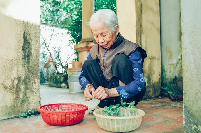 穿着棕色夹克的女人