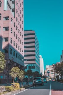 停在建筑物旁边的车辆