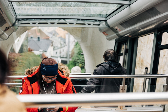 穿着橙色夹克拿着智能手机的人