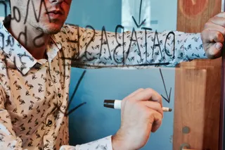 拿着白色记号笔的人