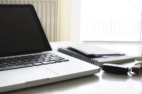 关闭macbook、pro、Sidend、notebook、busy、home、desk、paper 关闭macbook、pro、Sidend、notebook、busy、home、desk、paper