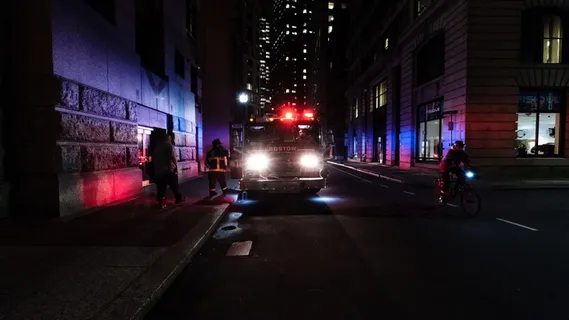 救护车、厢式货车、紧急情况、黑暗、夜间、城市、城市、道路 救护车、厢式货车、紧急情况、黑暗、夜间、城市、城市、道路