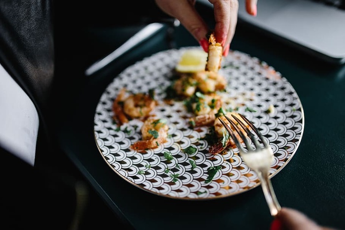 欧芹、大蒜和柠檬烤虾