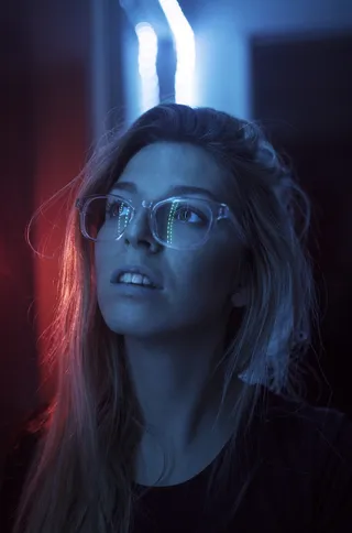 穿着黑色圆领上衣的女性的选择性焦点照片