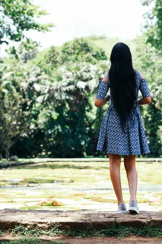 穿蓝色露肩连衣裙的女人