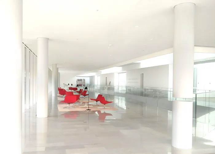 断柱、建筑艺术、精细艺术、艺术装置、现代家具、红色椅子、光滑地板