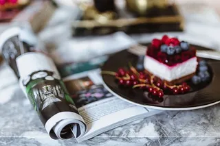 芝士蛋糕配蓝莓和覆盆子