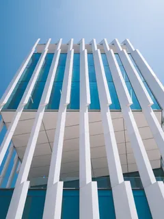 白色和蓝色高层建筑的极简主义摄影 白色和蓝色高层建筑的极简主义摄影