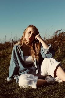 女子坐在草地上的照片