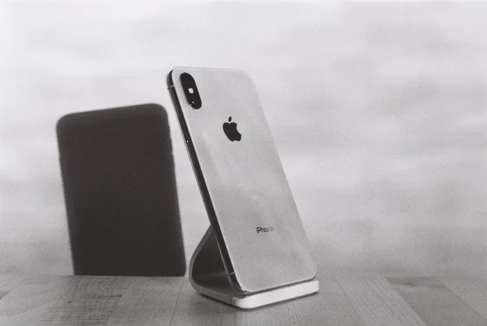 银色iPhone X支架