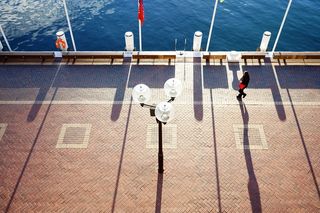 在水体旁行走的人