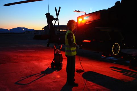 飞机，机场，飞机，日落，灯光，夜晚，人，工作