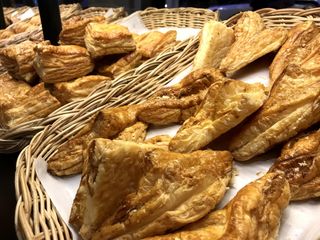 背景、牛角包、食品和饮料、食品、新鲜度、静物、面包、篮子