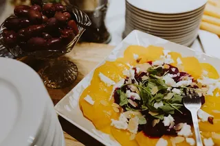餐饮宴会桌上有不同的食物小吃和开胃菜