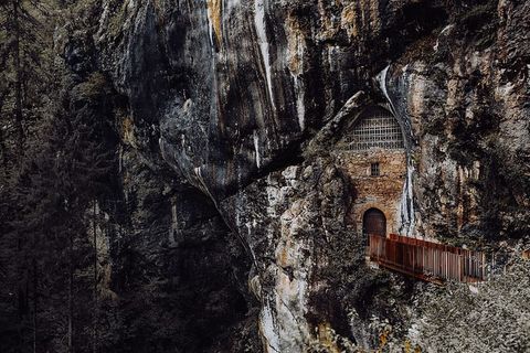 斯洛文尼亚波斯托尼亚洞穴口的Predjama城堡