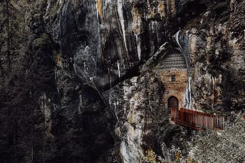 斯洛文尼亚波斯托尼亚洞穴口的Predjama城堡