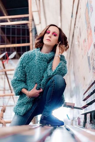 一名女子在长凳上弯下一条腿