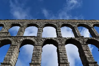 渡槽，罗马，罗马建筑，蓝天，对称，古老的石头，高大的结构，罗马渡槽