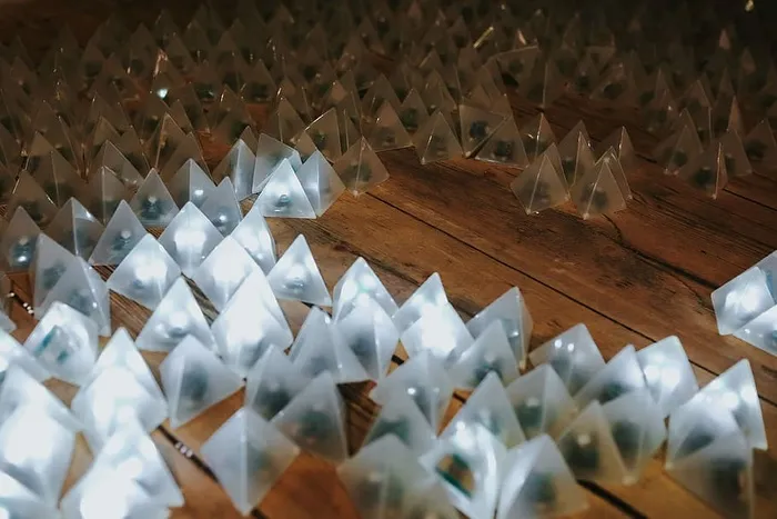 木地板上的小三角灯